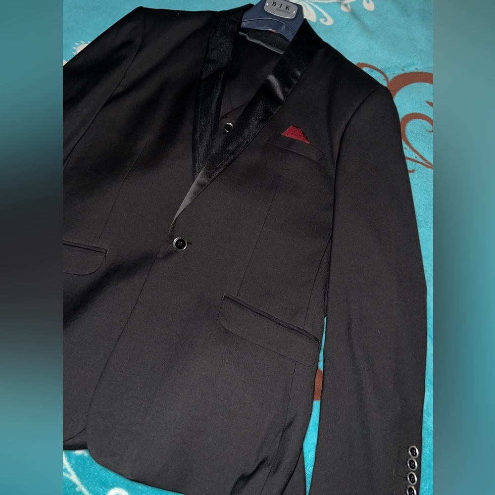 I’m selling a brand new suit, only worn for 3 hours. BJK collection